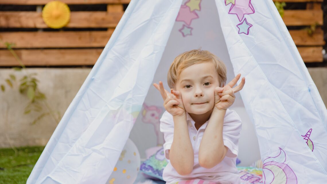 Namioty do pokoju dziecięcego - praktyczna dekoracja i świetna zabawa